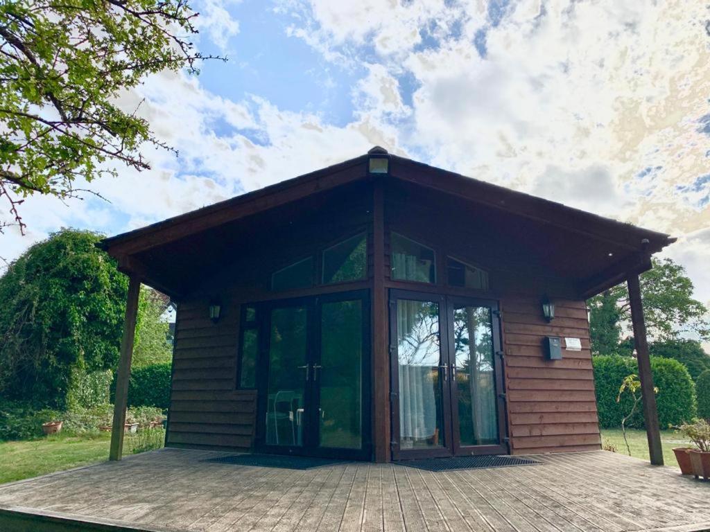 The Reading Whole Chalet With Lake And Two Acre Gardens Екстер'єр фото