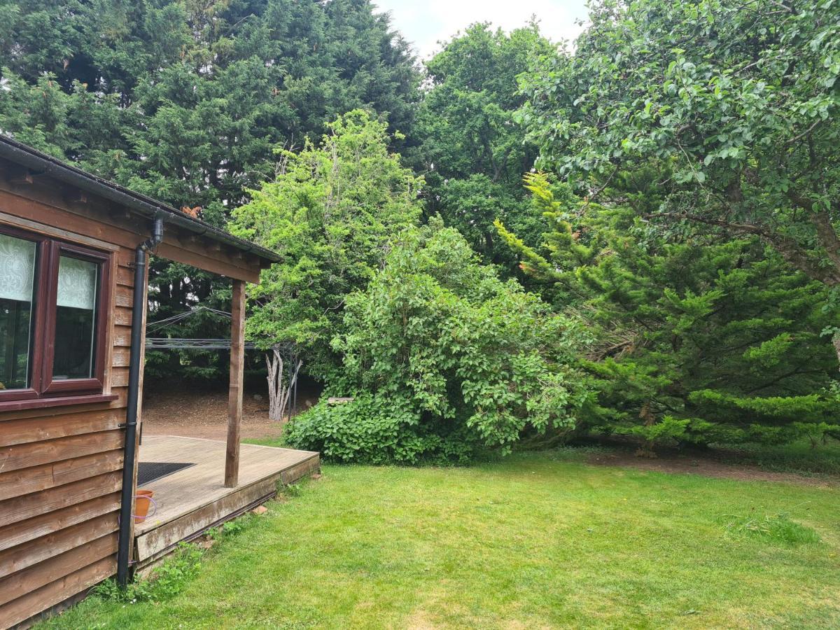 The Reading Whole Chalet With Lake And Two Acre Gardens Екстер'єр фото