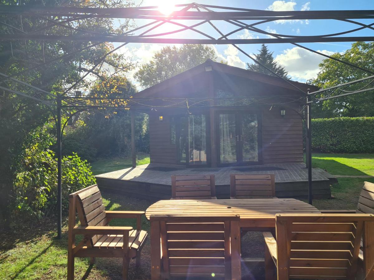 The Reading Whole Chalet With Lake And Two Acre Gardens Екстер'єр фото