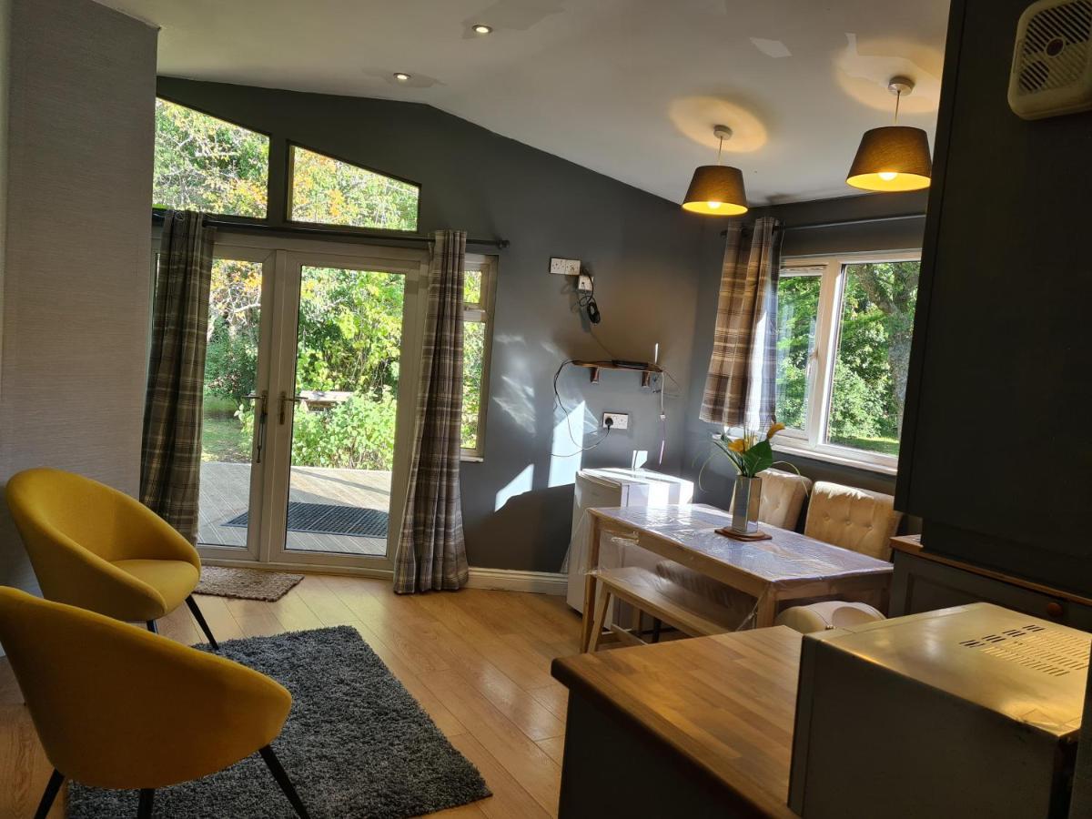 The Reading Whole Chalet With Lake And Two Acre Gardens Екстер'єр фото