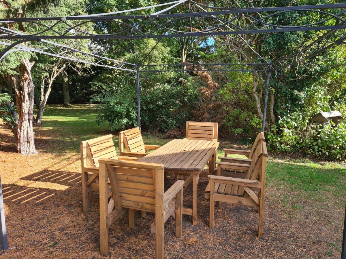 The Reading Whole Chalet With Lake And Two Acre Gardens Екстер'єр фото
