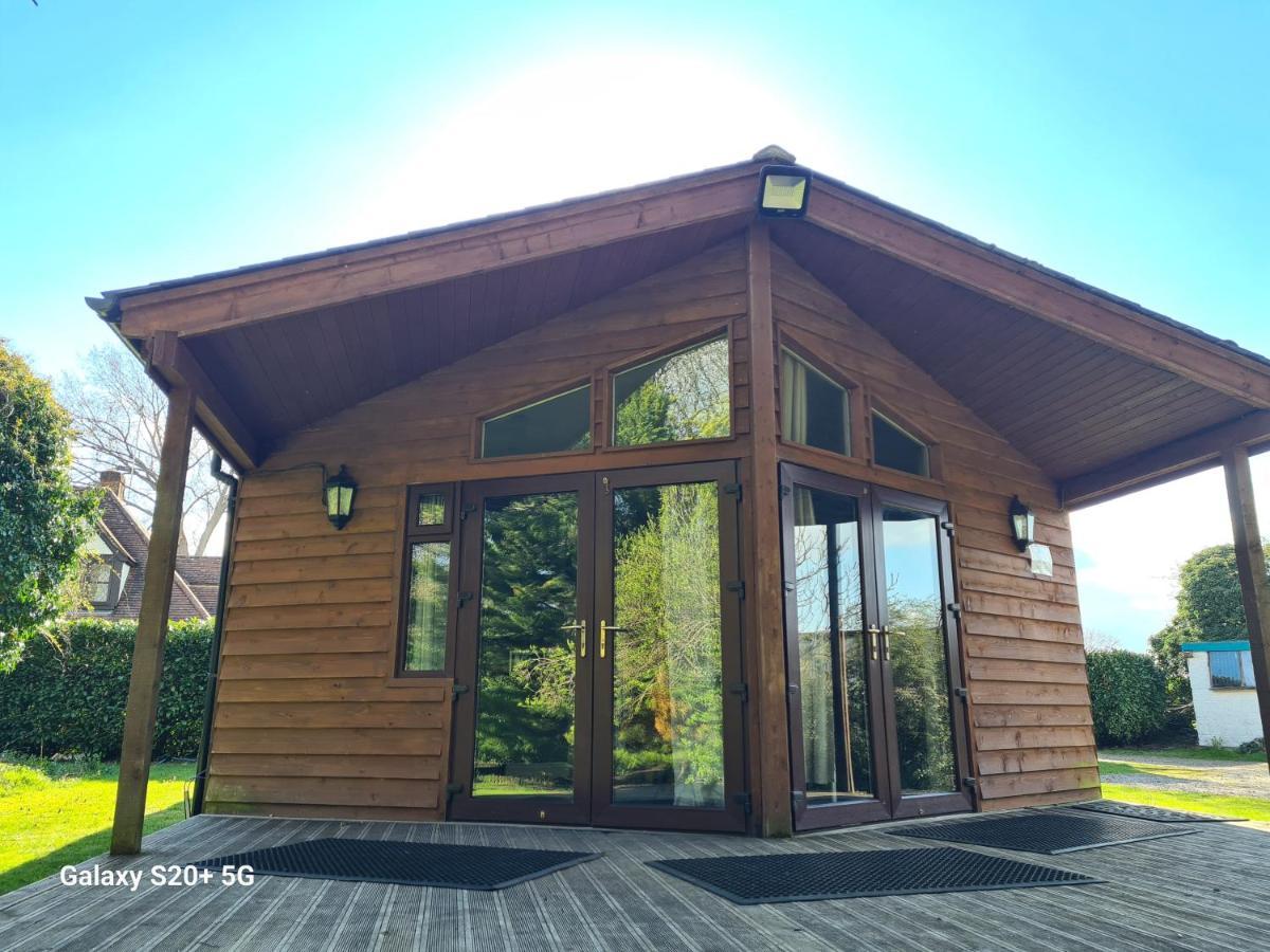The Reading Whole Chalet With Lake And Two Acre Gardens Екстер'єр фото