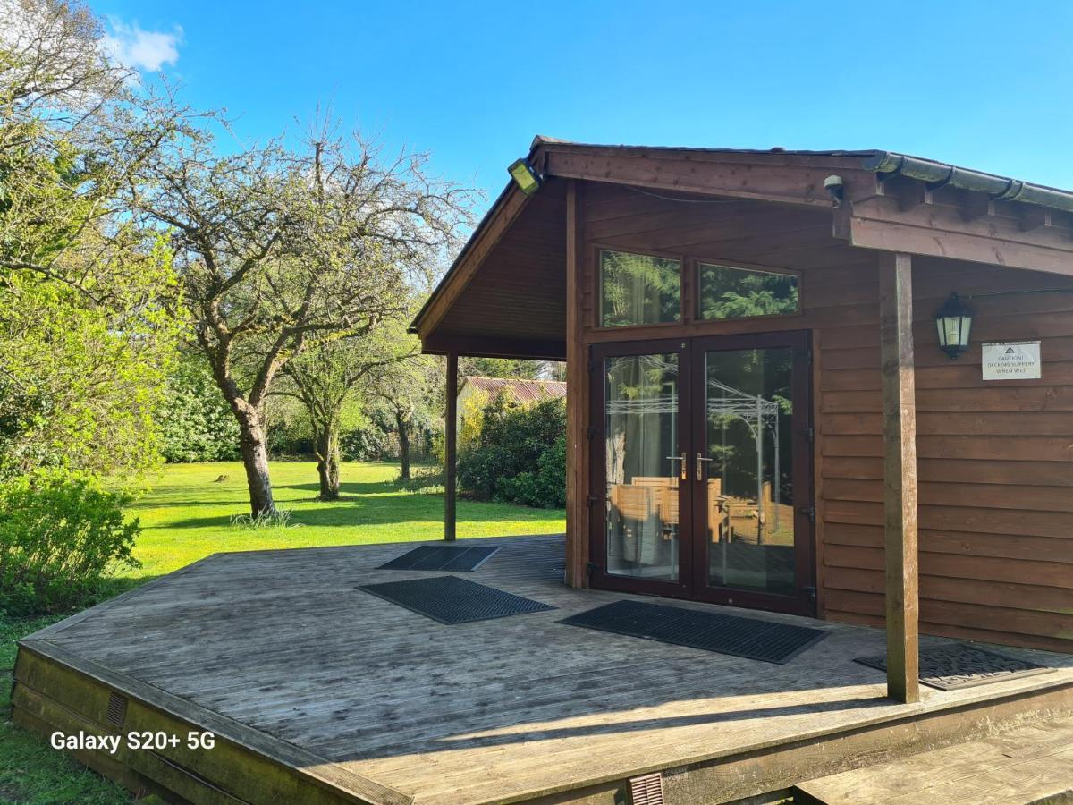 The Reading Whole Chalet With Lake And Two Acre Gardens Екстер'єр фото